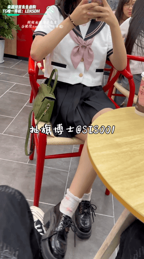 【私密群組】「總華探長的小狗」「向東」泡的白皙18歲嫩妹，請喝奶茶就酒店幹了，幹力氣大了，好像有點見紅了 510.3MB 预览图 4