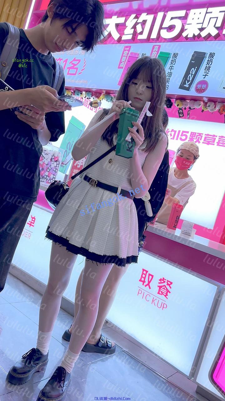 【KFC】可愛萌妹和男友甜蜜買奶茶·短裙灰色無痕内内很嫩 627.5MB 预览图 1