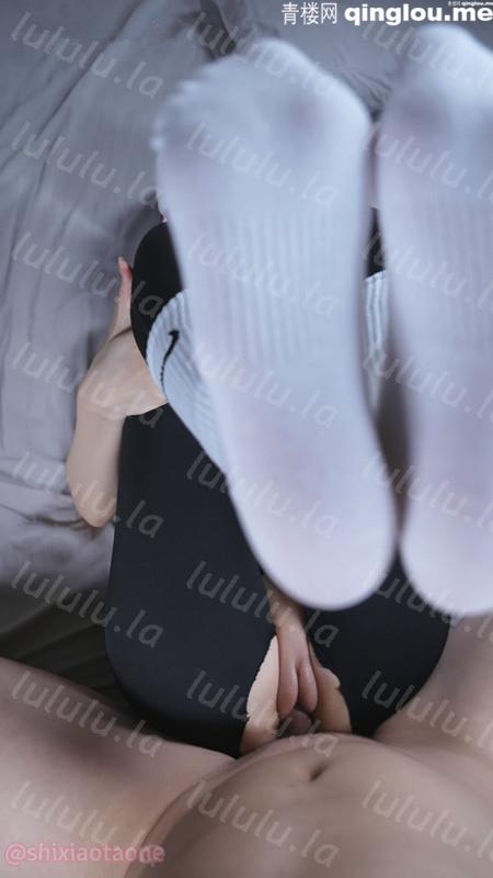 小桃-白皙御姐天花板长又直极品丝足美腿瑜伽裤运动白棉袜迎接肉棒的抽插一边操干淫穴一边舔舐白袜脚[1V/1.44G] 预览图 5