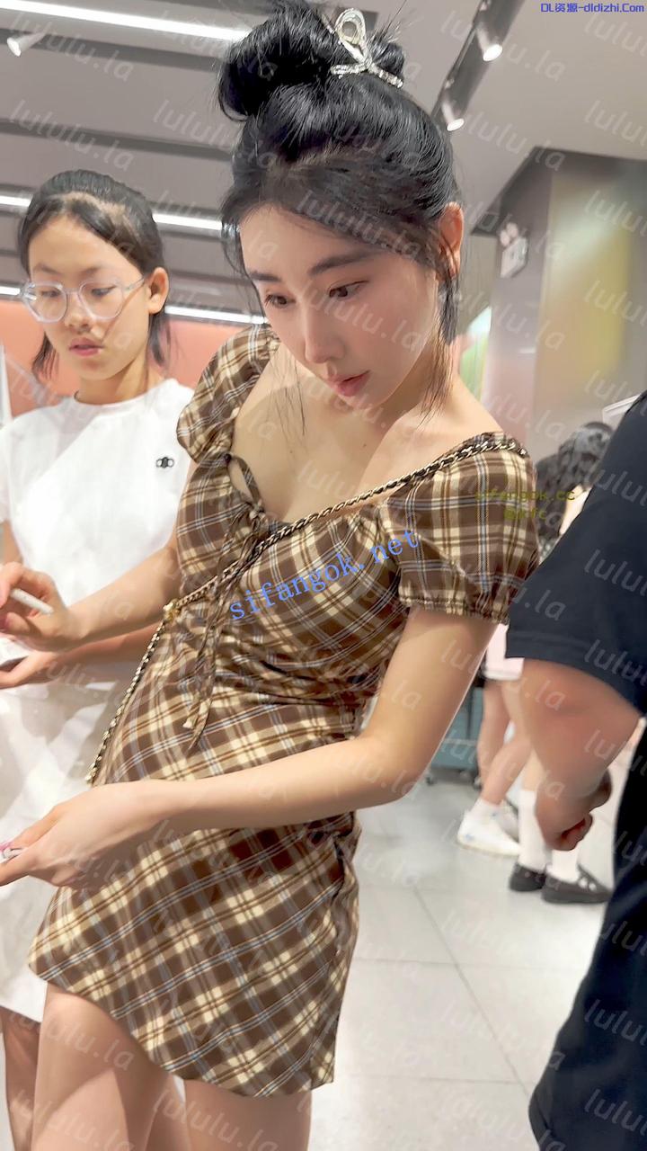 【KFC】年輕少婦帶着侄女化妝·吊帶裙無痕騷内夾進屁股裏 944.8MB 预览图 1