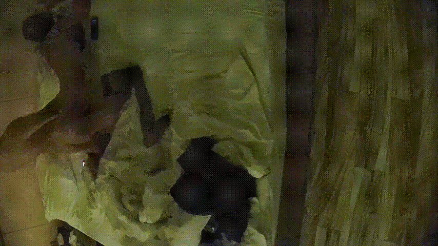 公寓酒店 6-6 女生比較漂亮 上床就被男人先搞一炮 然後又換上紅黑情趣絲襪 再搞一炮 美女還是主動型 1.13GB 预览图 4