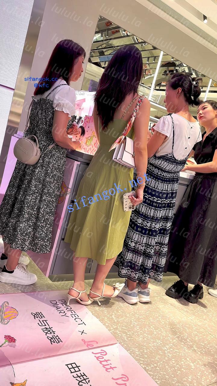 【KFC】少妇和闺蜜们逛街化妆·气质不错长裙下穿了白色内 预览图 4