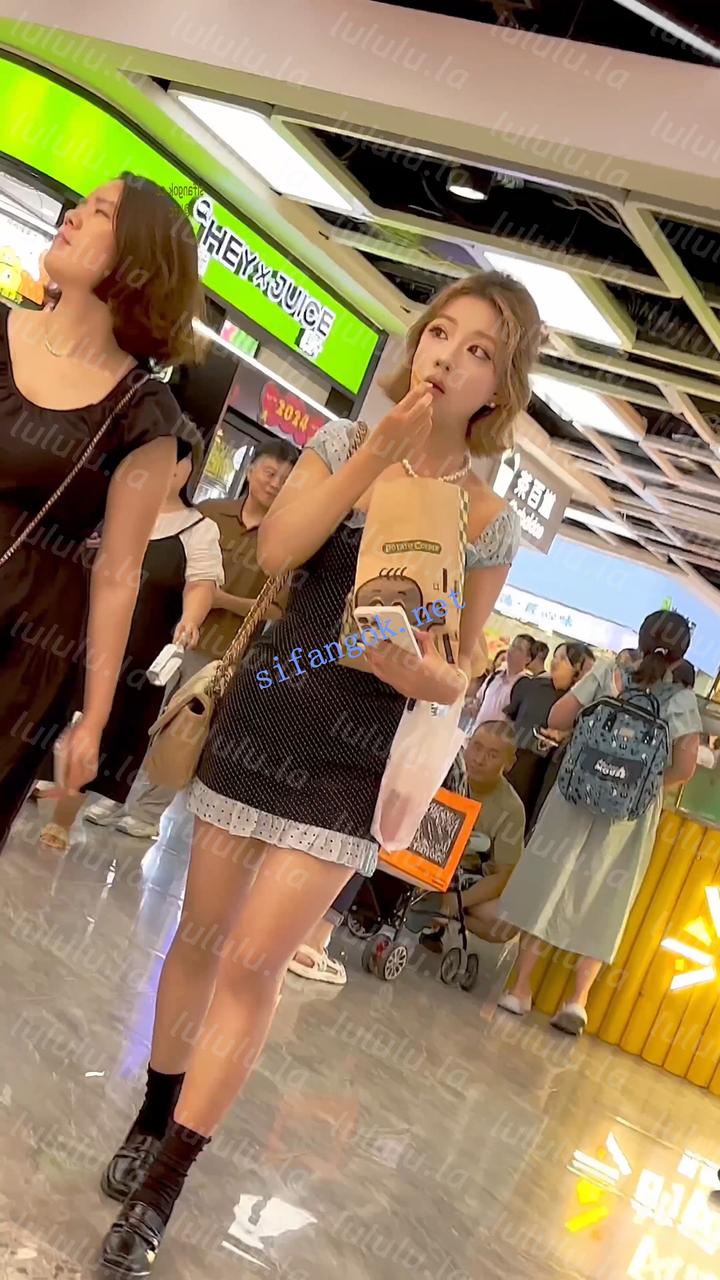 【KFC】吊带短裙美女买小吃专注玩手机·长相甜美白内前后CD 预览图 2