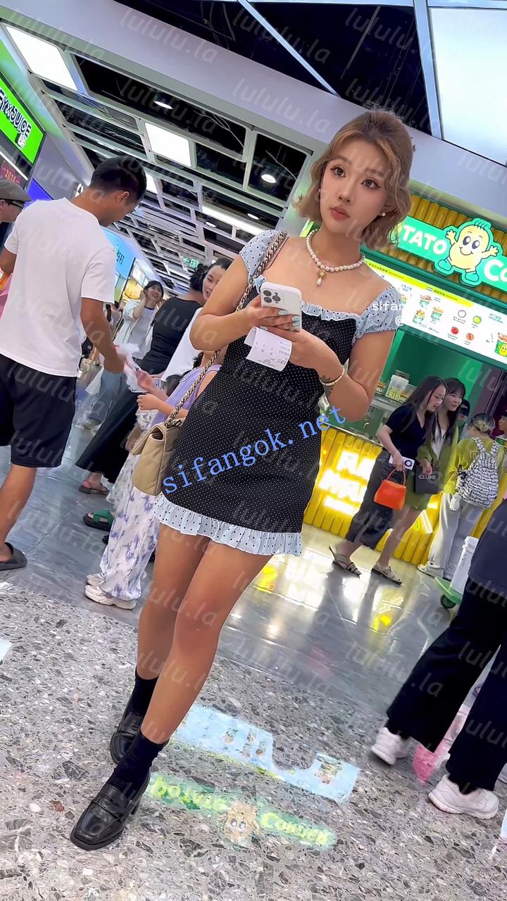 【KFC】吊带短裙美女买小吃专注玩手机·长相甜美白内前后CD 预览图 10