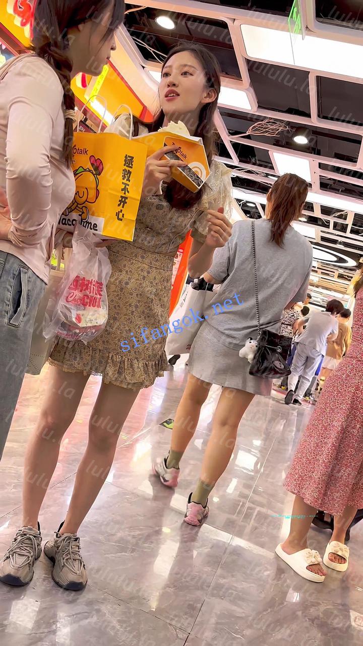 【KFC】少妇弯腰翘屁股吃小吃·身材很顶短裙白色窄内前后CD 预览图 4
