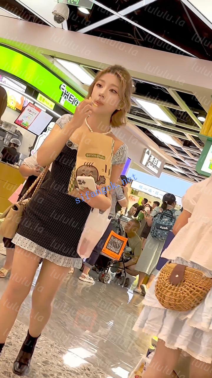 【KFC】吊带短裙美女买小吃专注玩手机·长相甜美白内前后CD 预览图 3