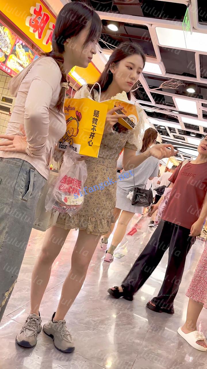 【KFC】少妇弯腰翘屁股吃小吃·身材很顶短裙白色窄内前后CD 预览图 2