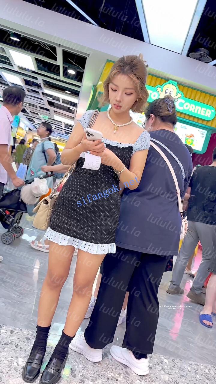 【KFC】吊带短裙美女买小吃专注玩手机·长相甜美白内前后CD 预览图 7