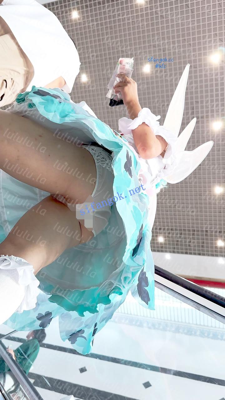 【KFC】学生妹COSER瑶妹逛展·半透明内内低角度CD·露个屁股沟 预览图 8