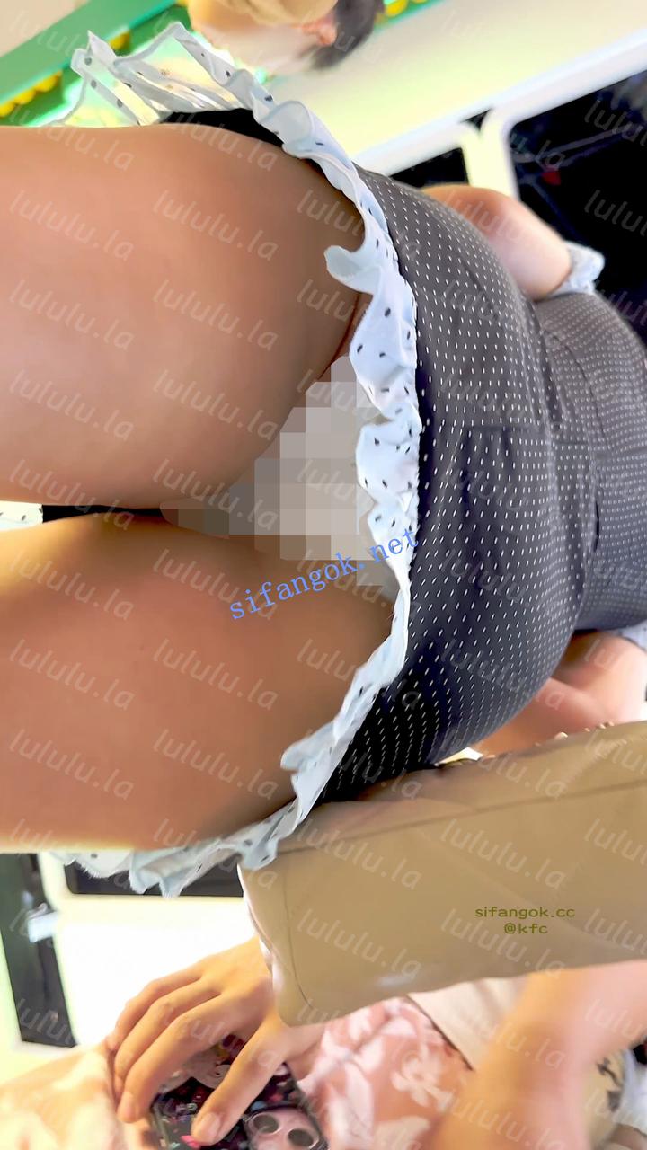 【KFC】吊带短裙美女买小吃专注玩手机·长相甜美白内前后CD 预览图 16