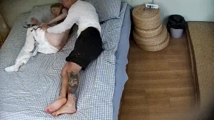 公寓酒店 6-8 今天這女人我誇一句女神級 兄弟們沒意見吧 顔值極品 身材苗條 全身雪白 隻有奶子小點 就看吧 1.2GB 预览图 2