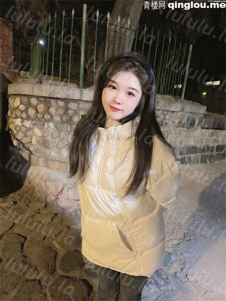 白天女神晚上母狗，戴项圈狗链进酒店门就跪叼鸡巴猛吸对镜拍男的硬不起来她假叫求操(原档无水印)[19V+11P/1.2G]