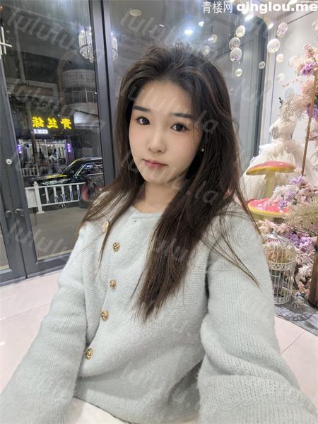 白天女神晚上母狗，戴项圈狗链进酒店门就跪叼鸡巴猛吸对镜拍男的硬不起来她假叫求操(原档无水印)[19V+11P/1.2G] 预览图 4