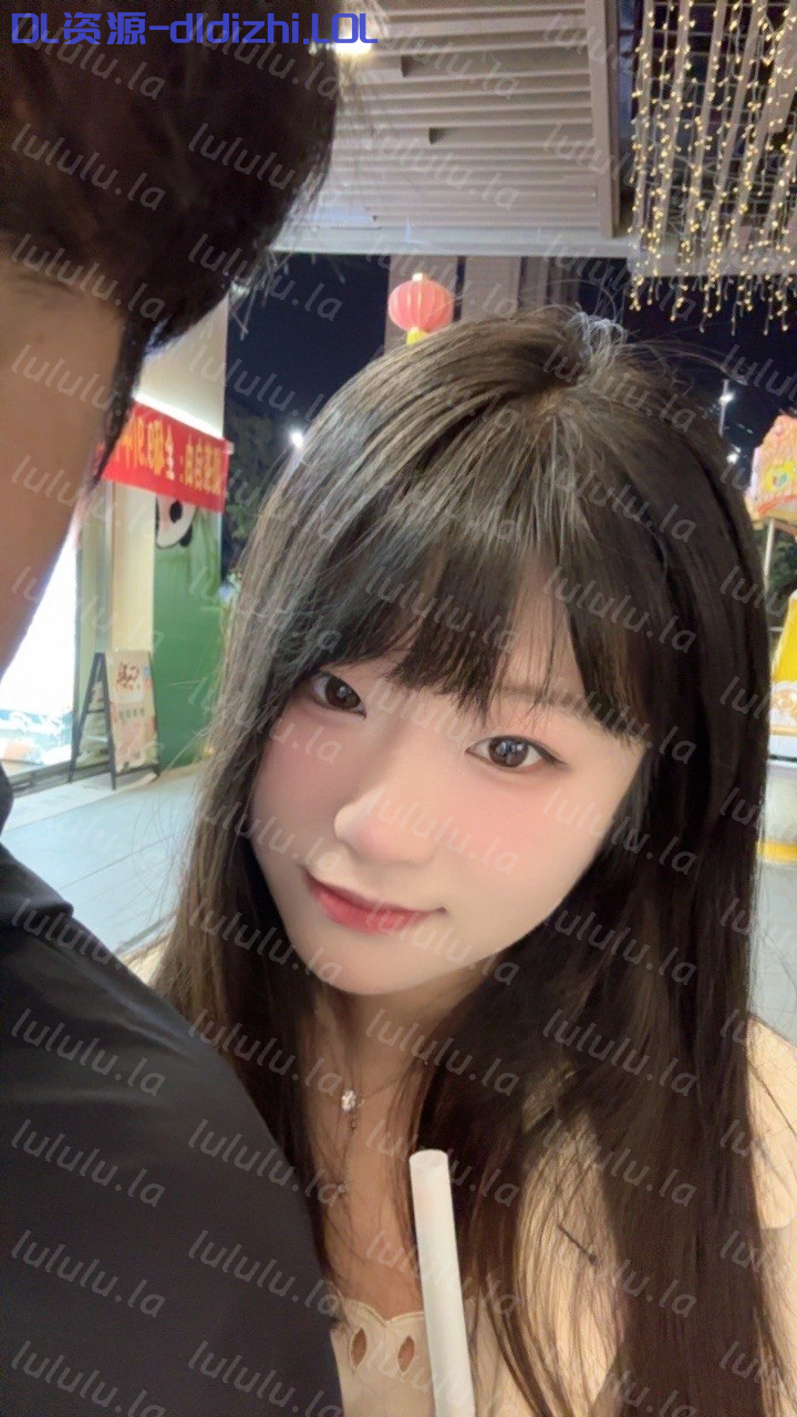 【原檔無水印】情侶在大學寝室偷偷做愛，在寝室裏後面還有舍友就開始摸起來了，邊操還邊看直播，感覺妹子下面有點緊21V 619.1MB 预览图 1