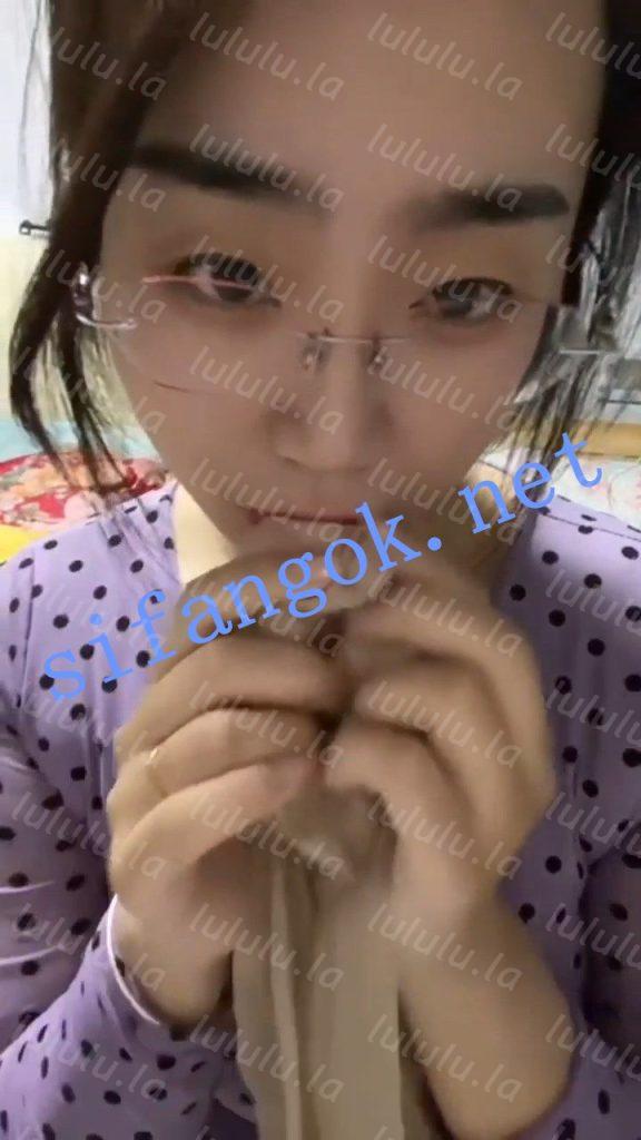 快手超骚眼镜妹 豆奶粉 丝袜塞B 疯狂攻击蜜豆 自慰喷多水【2V】【804M】 预览图 7
