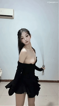 推特新晋福利姬 qiqi 超香裸舞神仙颜值自慰喷水 起飞福利【25V16P】【721M】 预览图 19