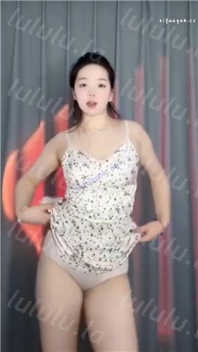 抖音可爱嫩妹 林湳湳 自拍开花小嫩穴 内衣舞裸电臀福利二【18V】【2.32G】 预览图 11