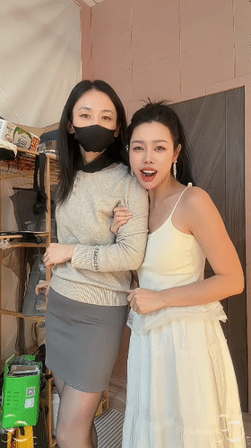 ❤️❤️快手A8熟女【我是岛姐妈妈】最新付费定制，丝足诱惑＋风骚自慰手指扣穴掰穴特写流白浆 无水印【6V】【203M】 预览图 8