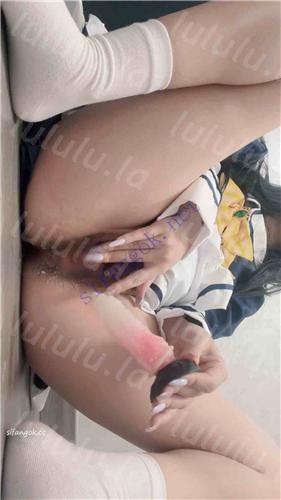 抖音双马尾骚妹【爱吃猪脚饭 星期8没课】情趣自慰炮击新篇【19V】【5.06G】 预览图 22