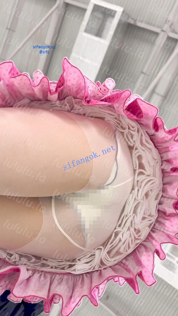 【KFC】学生妹和闺蜜换鞋穿·短裙翘屁股狂露白丝袜脚透明内 预览图 15