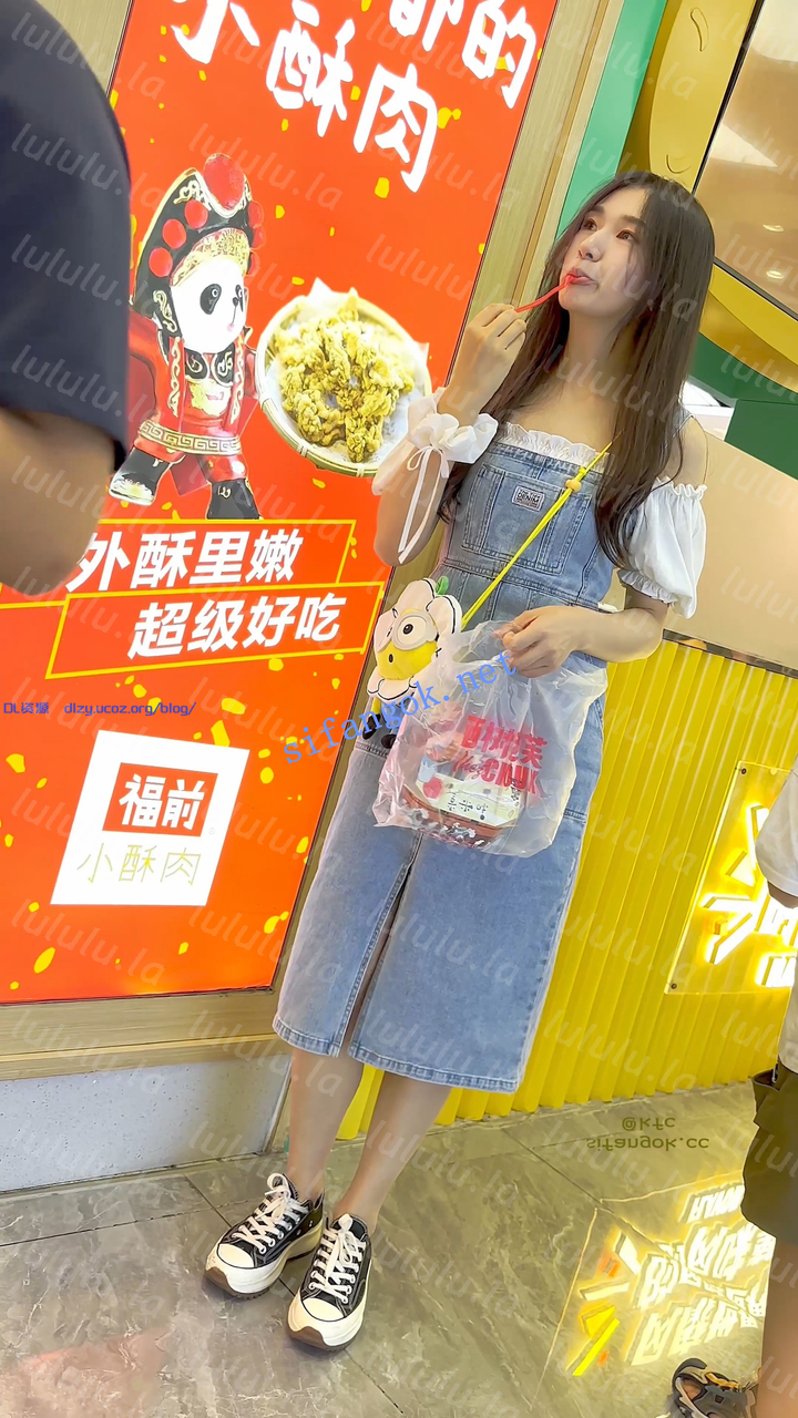 【KFC】身材不錯少婦和老公逛街·牛仔長裙下穿着紫色騷窄内 197.8MB 预览图 1