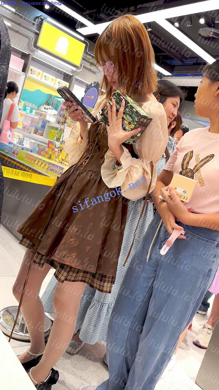【KFC】可愛學生萌妹和男友買美妝·長裙肉色絲襪白内前後CD 1.2GB 预览图 1