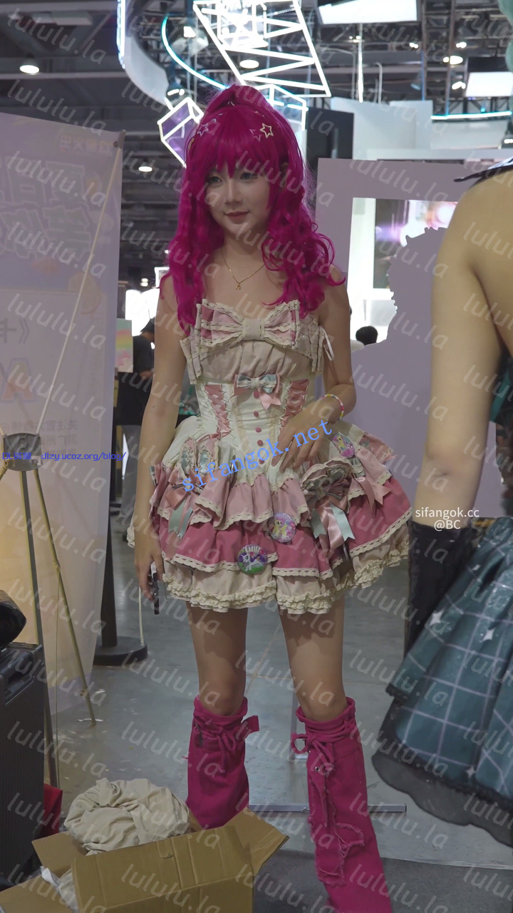 (BC-SSS-117)模特cos美女展台現場穿安全褲..鏡頭記錄全過程 225MB 预览图 1