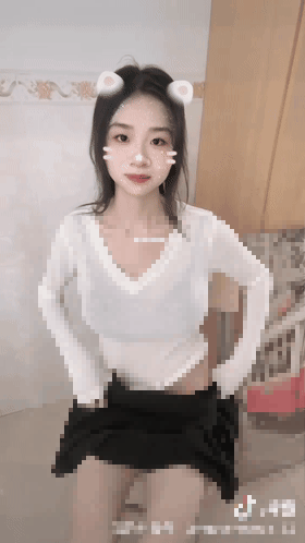 【抖音】不知名萌妹大尺度私拍 张开大腿 露出粉嫩饱满鲍鱼【4V】【447M】 预览图 4