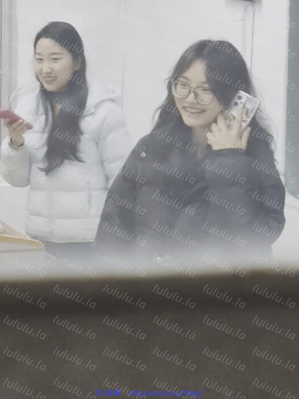 七月新流出❤️廁拍大神手持闖拍高校女廁偷拍幾個氣質眼鏡學妹尿尿 197.9MB 预览图 1