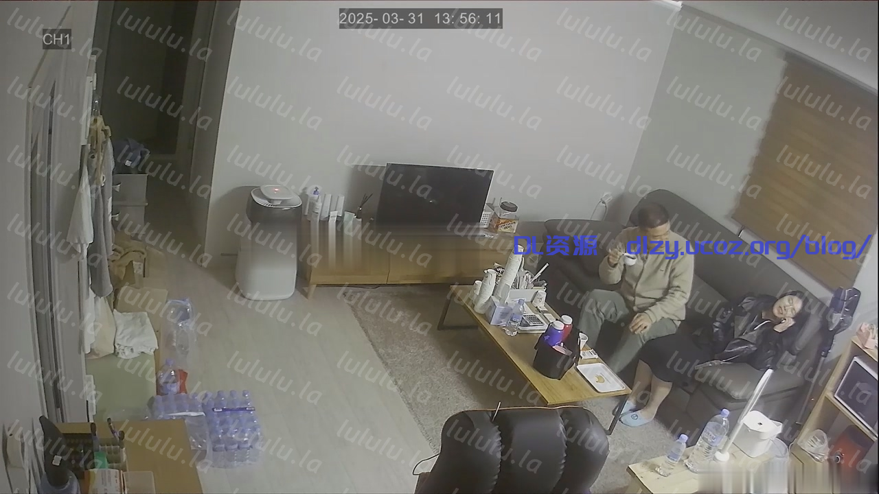 家庭台偷拍❤️大叔出差回來等中午下班的媳婦回家迫不及待在沙發上來一炮洩洩火 363MB