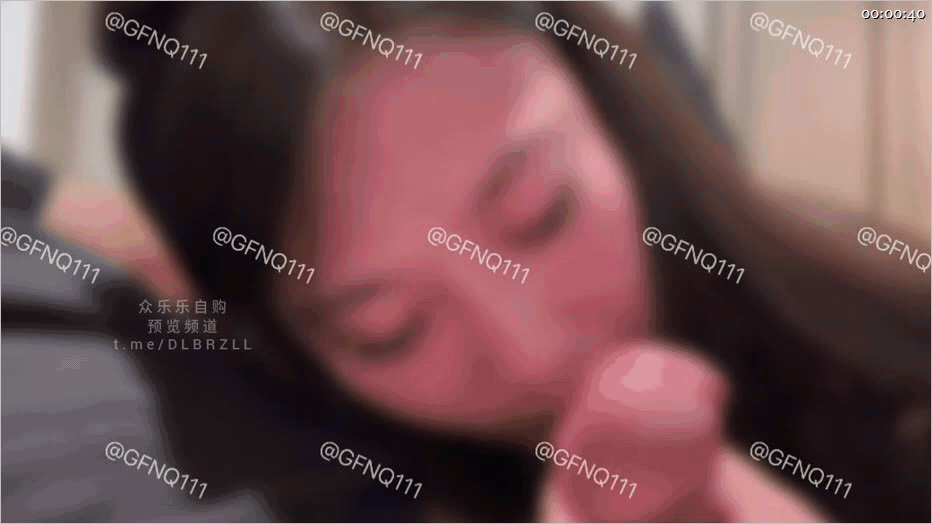 00後情侶綠帽、分享記錄超頂女友「Domingo」《肉絲美腿被肏飛起來》各種絲襪騷腳被猛猛打樁，口交啪啪夯爆了 290.1MB 预览图 3