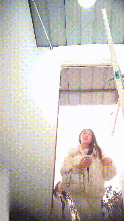 美女如雲街邊女公廁真實偷拍多位小姐姐方便還有換衣的，同步露臉 1.82GB 预览图 7