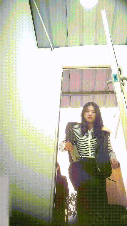美女如雲街邊女公廁真實偷拍多位小姐姐方便還有換衣的，同步露臉 1.82GB 预览图 5