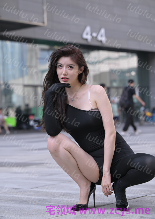 网红模特 – 小乌苏 黑色单肩单腿紧身衣 【350P7.22G】 预览图 1