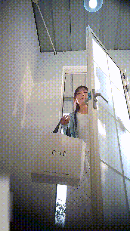 美女如雲街邊女公廁真實偷拍多位小姐姐方便還有換衣的，同步露臉 1.82GB 预览图 9
