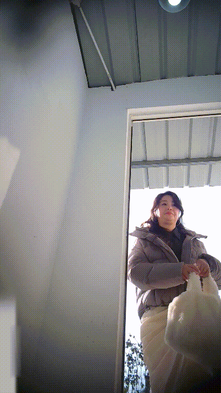 美女如雲街邊女公廁真實偷拍多位小姐姐方便還有換衣的，同步露臉 1.82GB 预览图 11