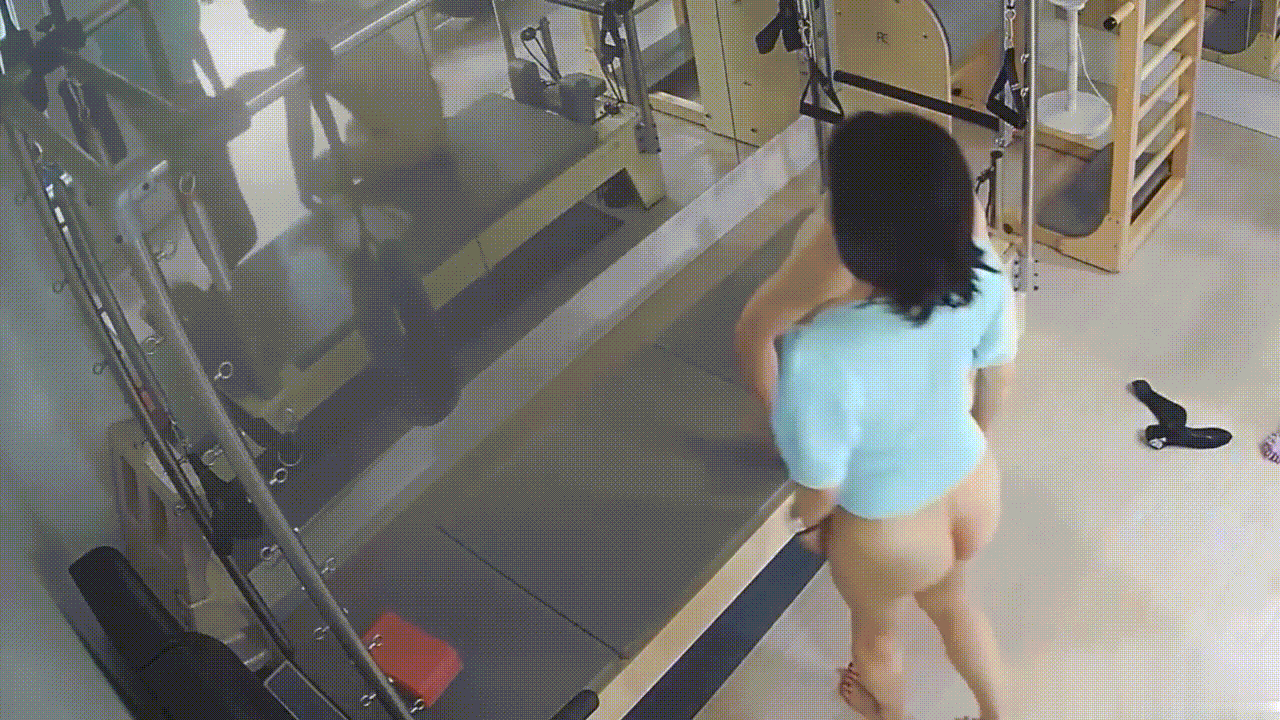黑客破解健身房偷拍❤️健身教練和練瑜伽少婦女學員激情啪啪白天幹到晚上 330.9MB
