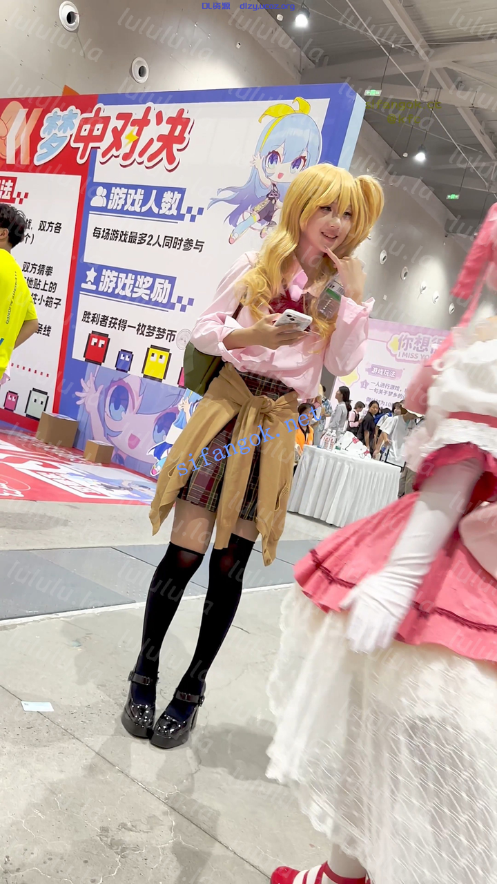 【KFC】學生妹COSER獨自逛展·萌妹超可愛·短裙内襯包不住白内 720MB 预览图 1