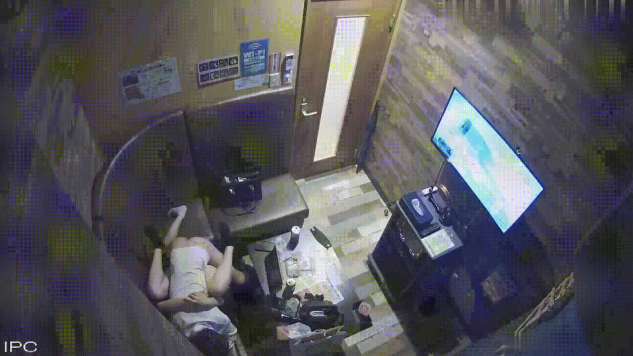 黑客破解卡拉OK包房監控攝像頭偷拍❤️年輕情侶在裏面沙發上激戰 323.5MB 预览图 3