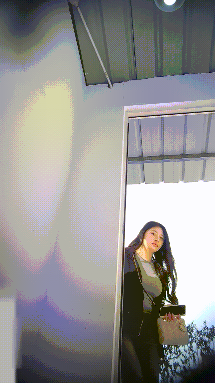 美女如雲街邊女公廁真實偷拍多位小姐姐方便還有換衣的，同步露臉⑵ 1.01GB 预览图 3