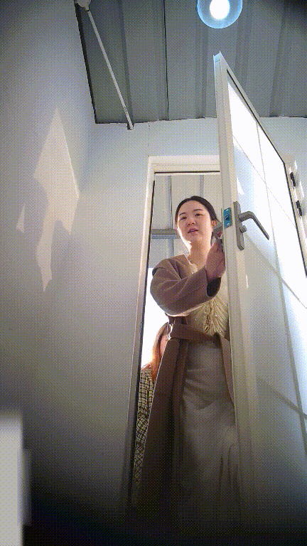美女如雲街邊女公廁真實偷拍多位小姐姐方便還有換衣的，同步露臉⑵ 1.01GB 预览图 9