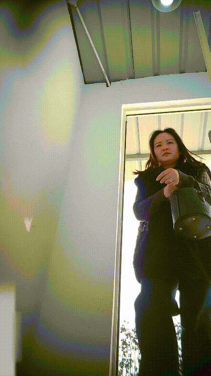 美女如雲街邊女公廁真實偷拍多位小姐姐方便還有換衣的，同步露臉⑵ 1.01GB 预览图 7
