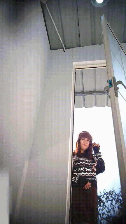 美女如雲街邊女公廁真實偷拍多位小姐姐方便還有換衣的，同步露臉⑵ 1.01GB 预览图 5