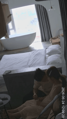 6-25流出酒店海景房偷拍❤️歇斯底裏傲嬌小美女~做愛時喜歡玩手機~插進去就老實了 1.1GB 预览图 1