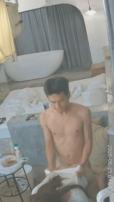 6-25流出酒店海景房偷拍❤️歇斯底裏傲嬌小美女~做愛時喜歡玩手機~插進去就老實了 1.1GB 预览图 4