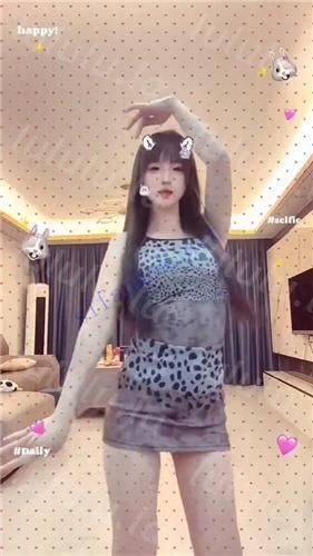 抖音甜妹主播 小企娥 妮娜 裸舞自慰掰粉穴 长屌大哥插入啪【11V】【731M】 预览图 21