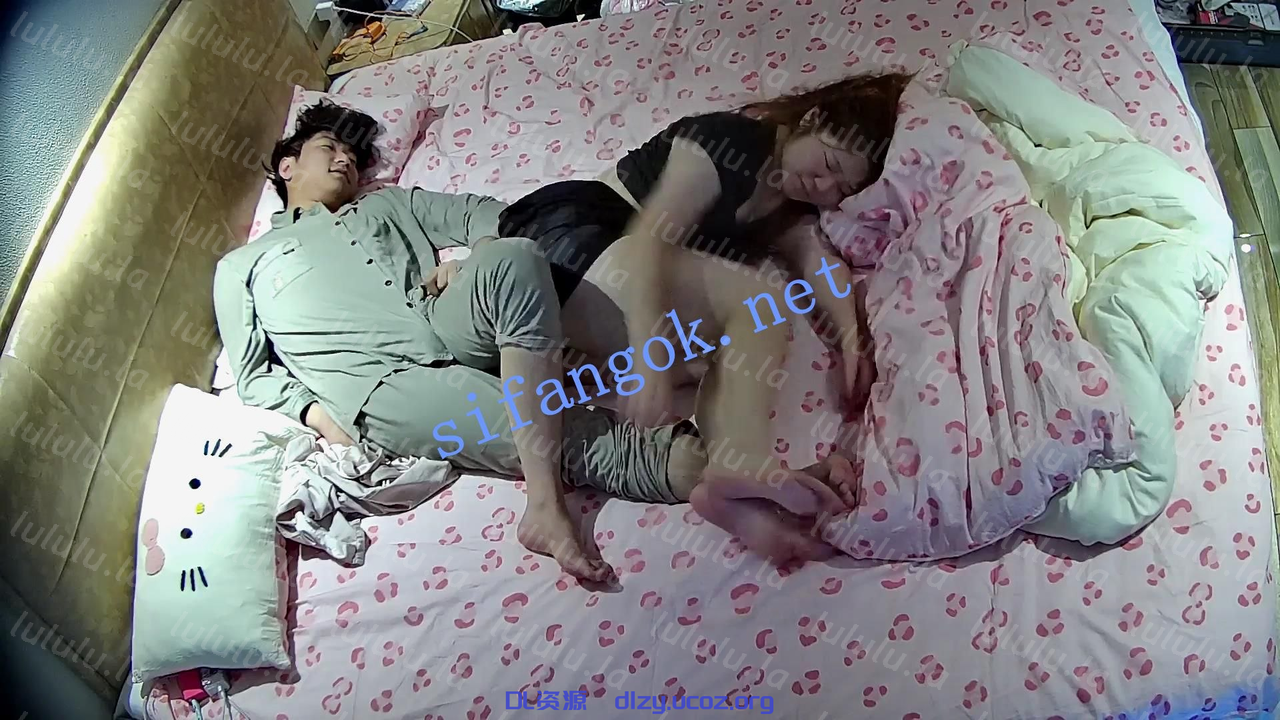 酒店偷拍❤帥氣男讓黃發女友幫自己吃雞然後女上位做愛 1.2GB 预览图 1