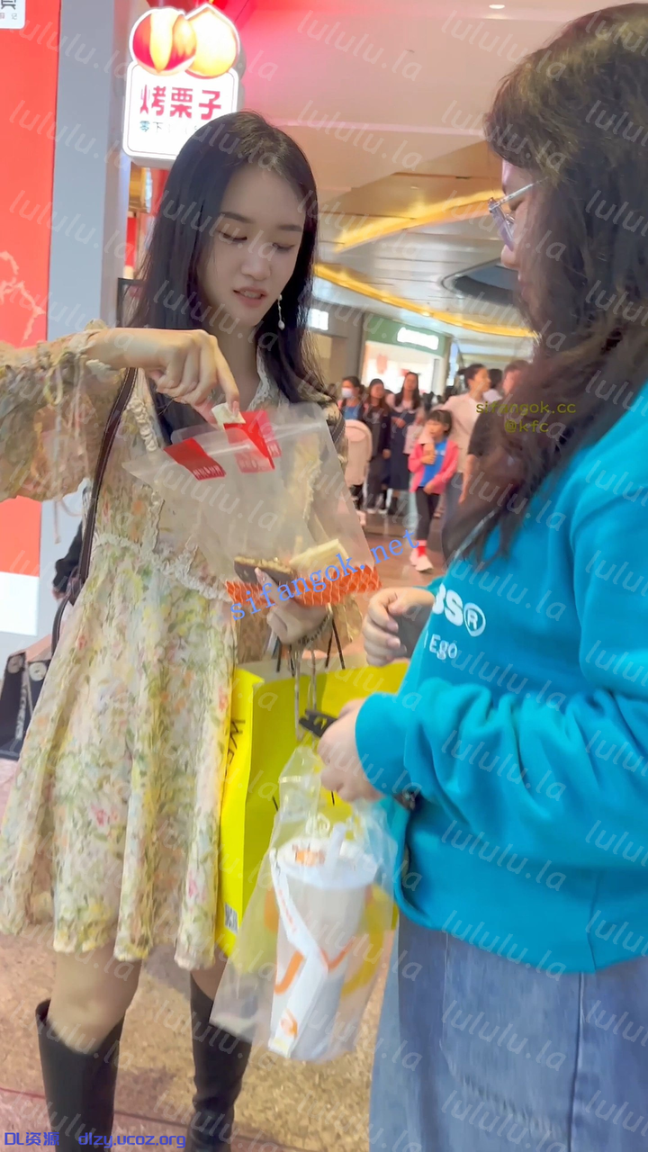 【KFC】長裙靓女和胖閨蜜逛街·身材長相不錯·白色内内前後CD 370.1MB 预览图 1