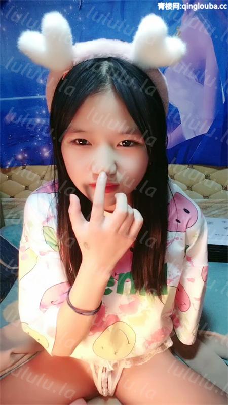 好嫩感觉像刚满18岁 甜美系邻家妹妹型！微毛一线天粉穴，浴室洗澡贫乳，振动棒磨蹭插入，炮友舔穴好痒[1V/1.06G]