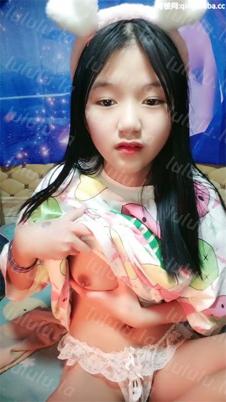 好嫩感觉像刚满18岁 甜美系邻家妹妹型！微毛一线天粉穴，浴室洗澡贫乳，振动棒磨蹭插入，炮友舔穴好痒[1V/1.06G] 预览图 2